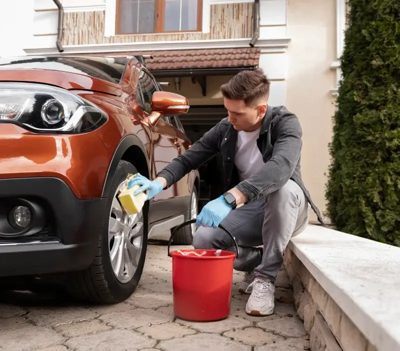 Lavage auto à domicile Saint-Selve : professionnel intervenant sur un véhicule